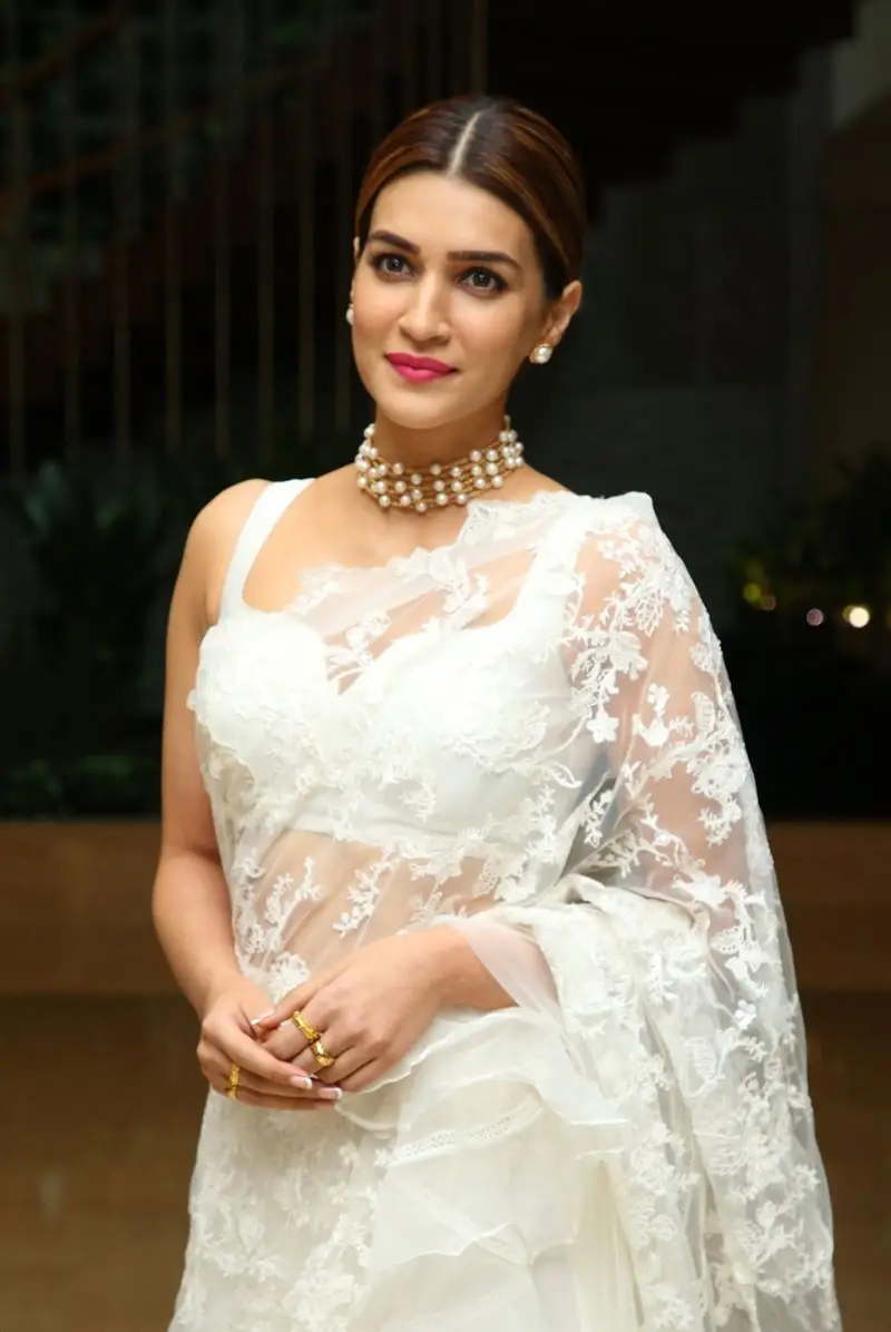 Kriti Sanon Charming Stills In White Saree Sleeveless Blouse